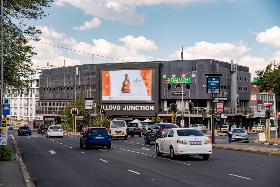 OUTDOOR DIGITAL SIGNAGE OUTDOOR DIGITAL SIGNAGE
